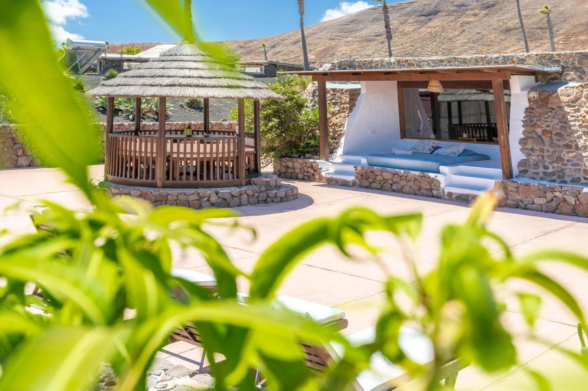 Eco Village Finca De Arrieta - Yurts And Stone Cottages - Shared Pool - Walking Distance To Arrieta Beach Tabayesco Extérieur photo